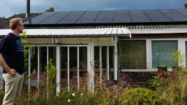 Case om solceller, nye vinduer og døre, efterisolering og ventilationsanlæg