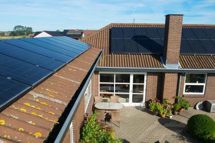Solceller på taget producerer strøm til varmepumpen